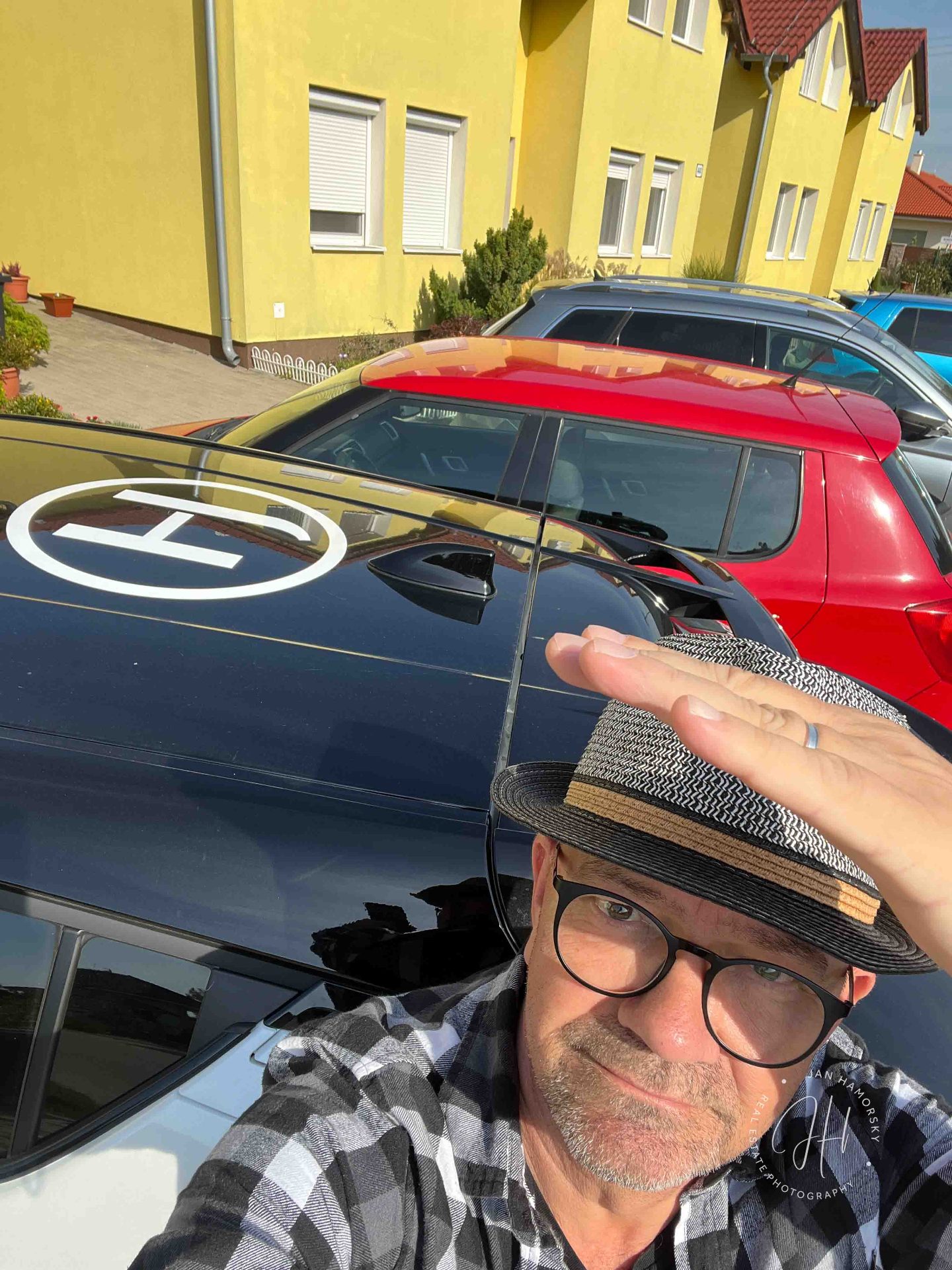Brandované služobné auto FOTO-HÁMORSKÝ s logom na streche