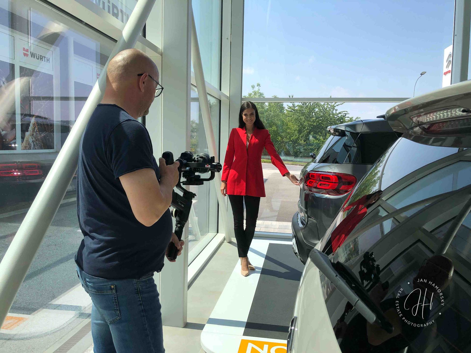Natáčanie video prezentácie automobilu Citroën s gimbalom v showroome