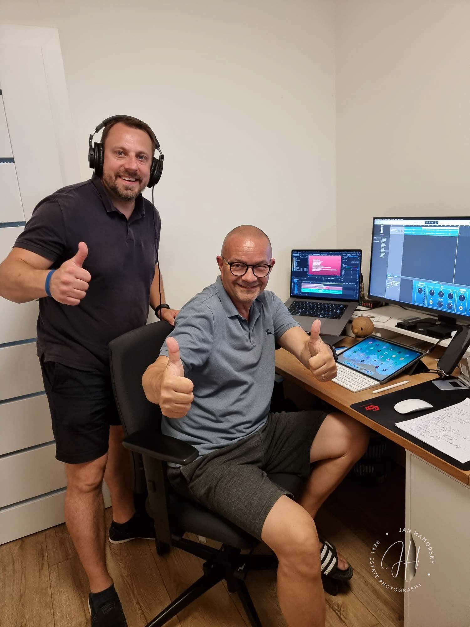 Nahrávanie podcastu s realitnou maklérkou Anettou Vlčákovou v zvukovom štúdiu
