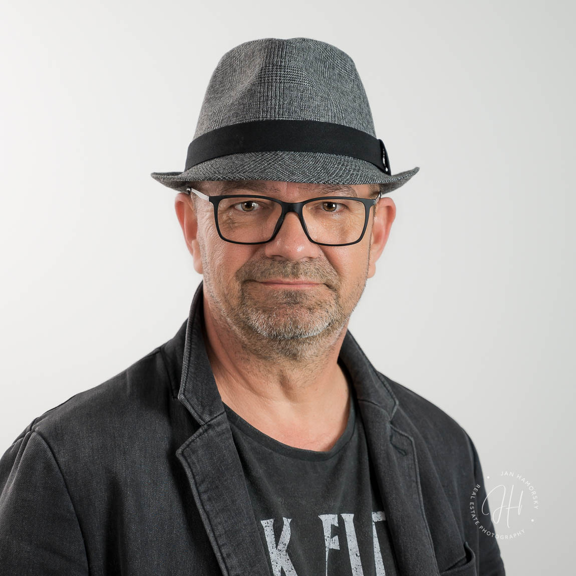 Profesionálny portrét fotografa Jána Hámorského v ateliéri