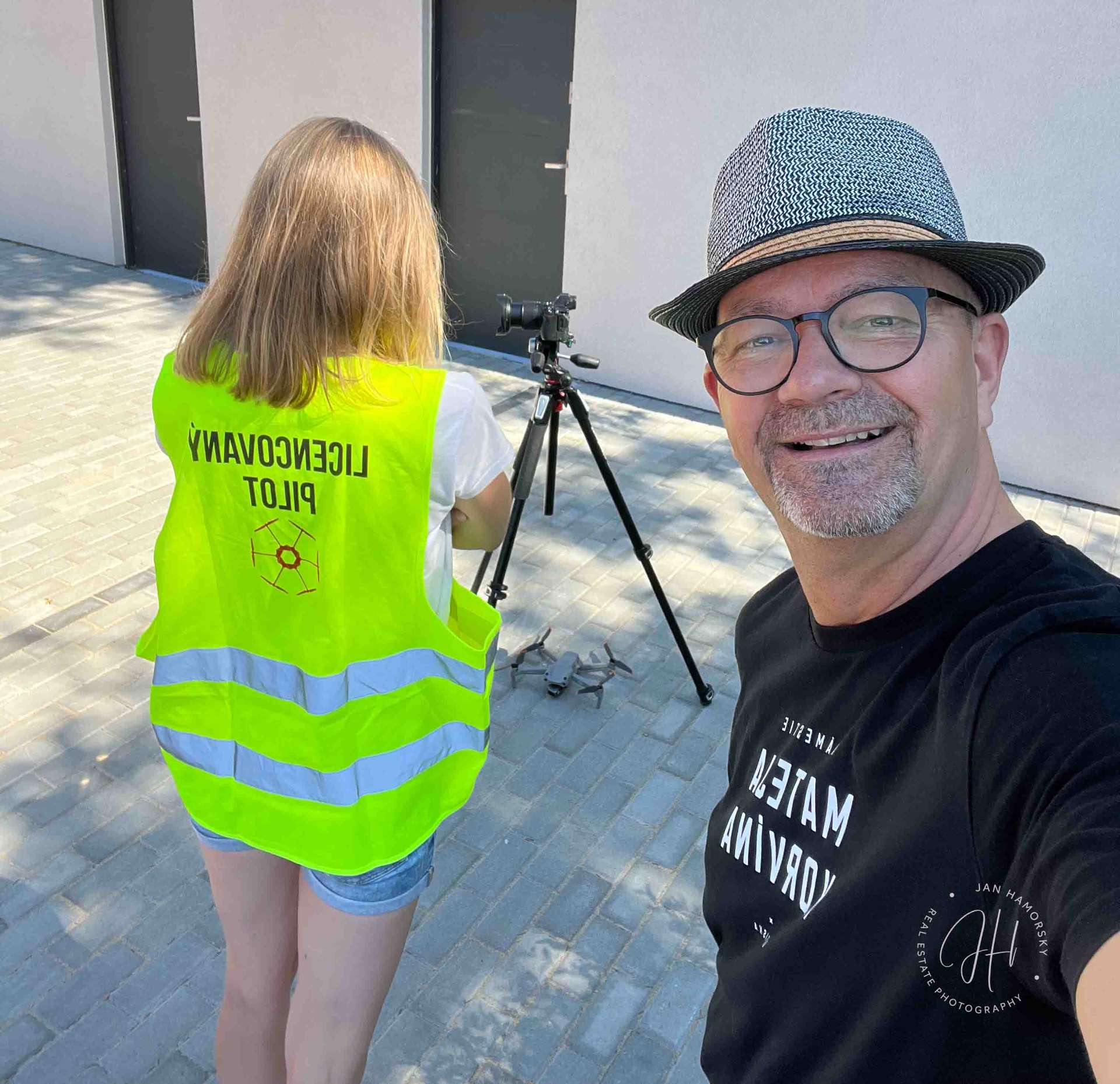 Zdenka – licencovaný pilot dronu Foto-Hámorský počas natáčania