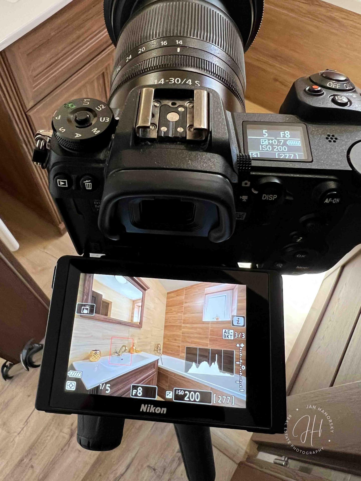 Nikon Z6 s objektívom 14-30 mm pri fotení kúpeľne pre realitnú prezentáciu