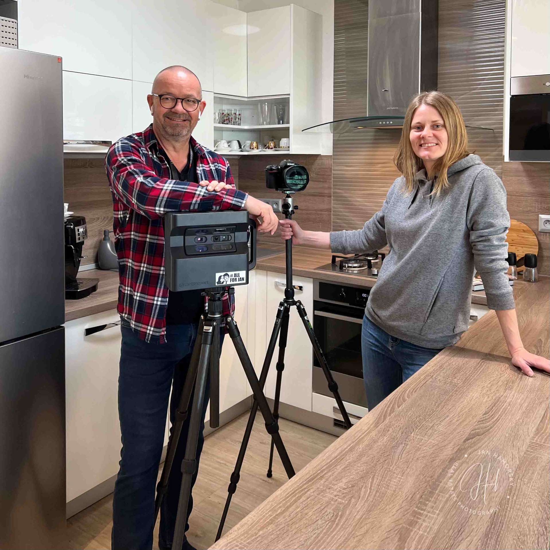 Zdenka a Jano so skenerom Matterport pri 3D zázname kuchyne