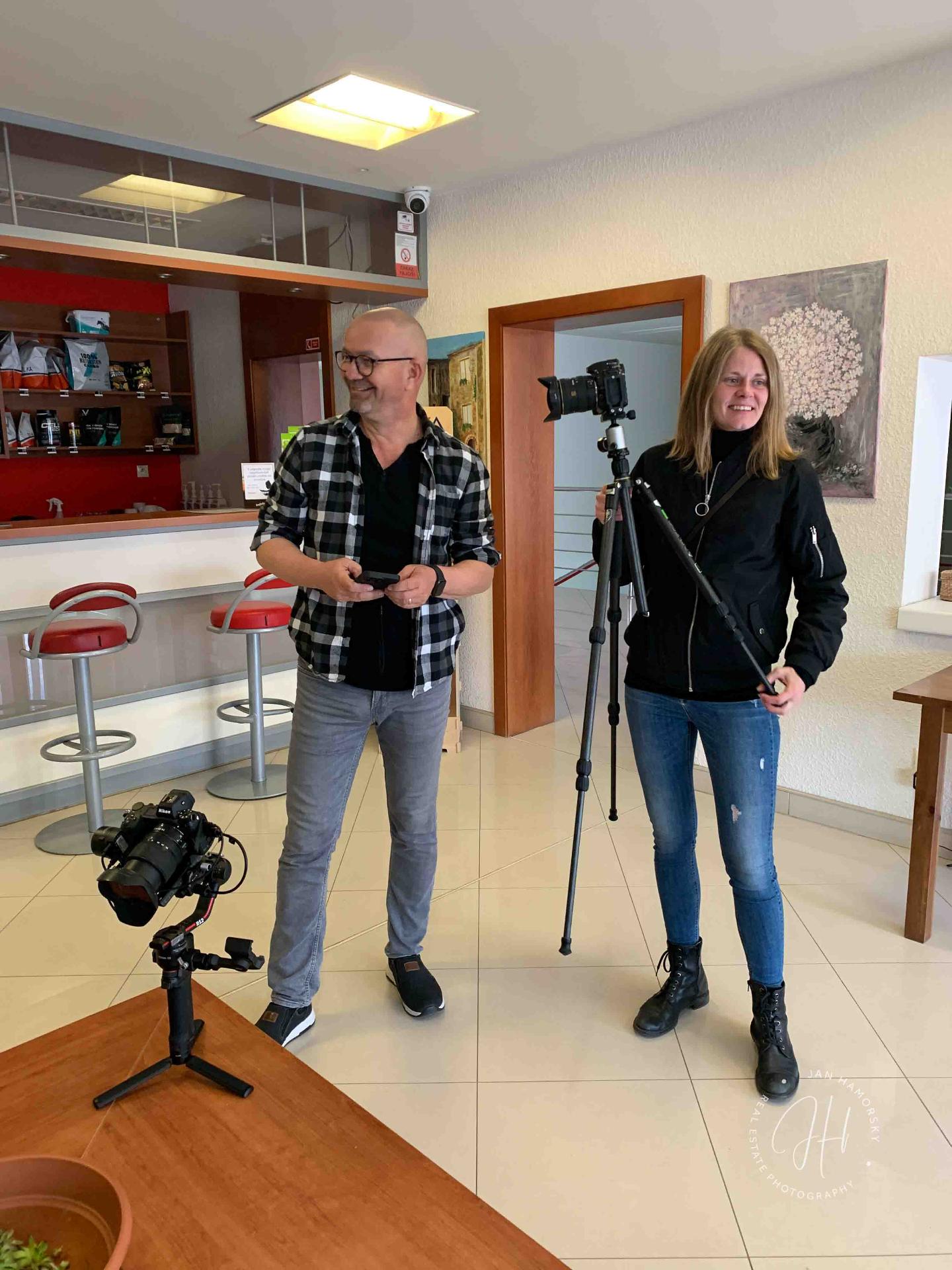 Zdenka a Jano počas natáčania video prezentácie prevádzky klienta