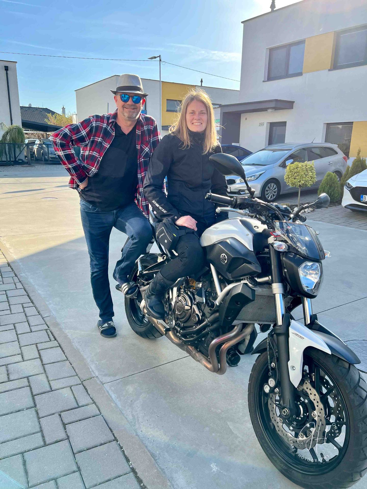 Zdenka a Jano z Foto-Hámorský s motorkou Yamaha pred fotením