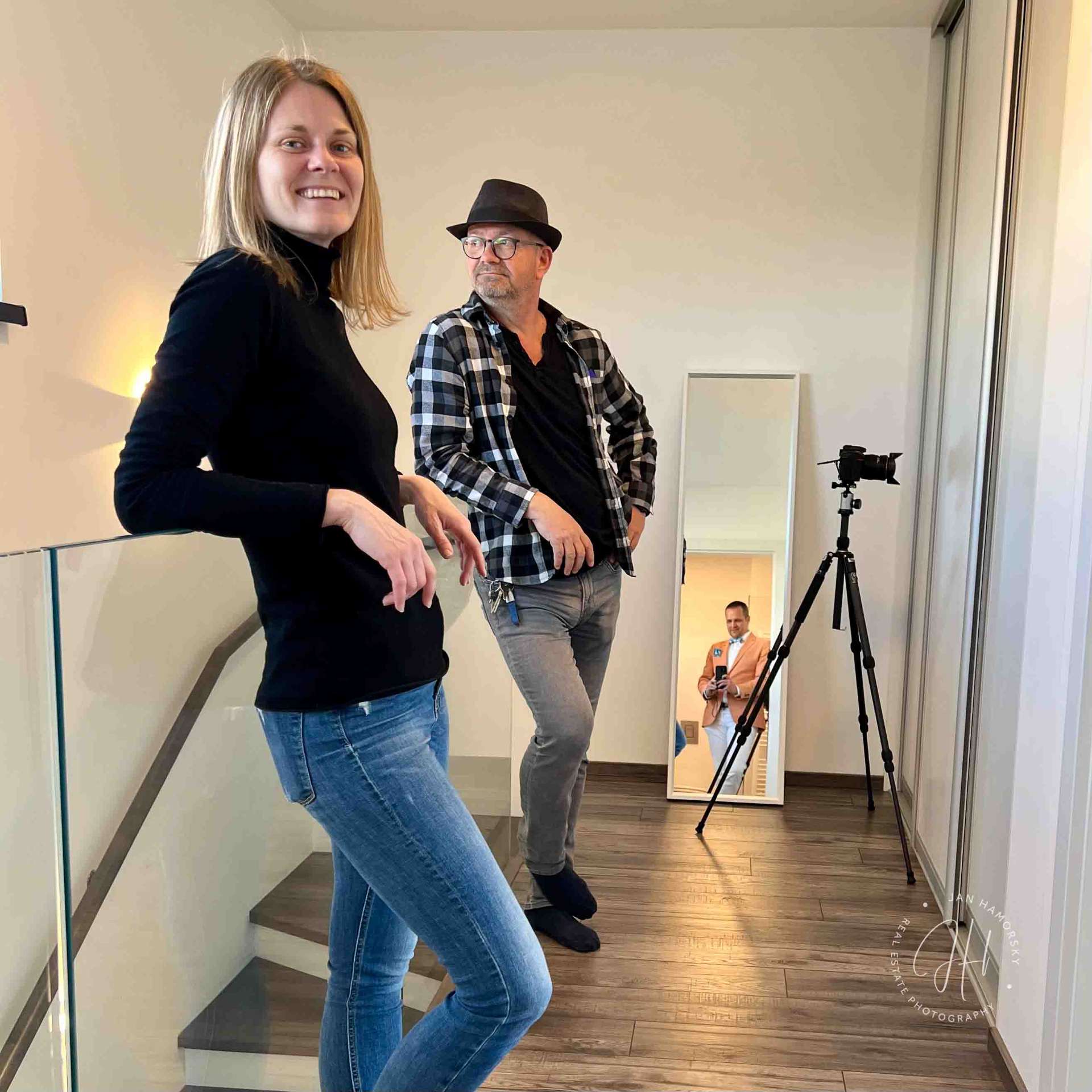 Zdenka a Jano počas statického fotenia interiéru bytu