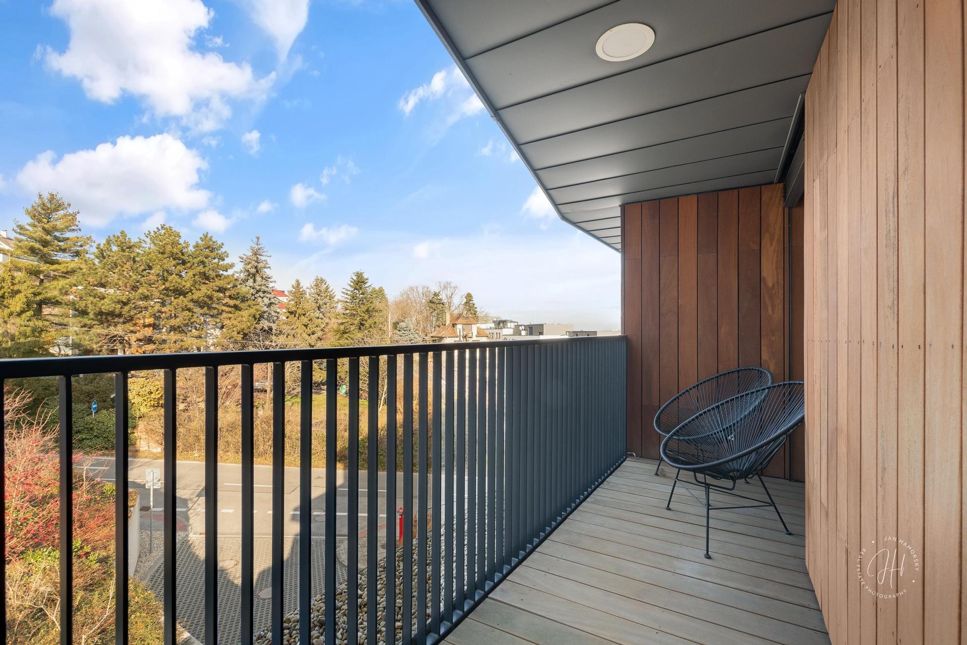 Balkón s drevenou podlahou – Luxusný apartmán
