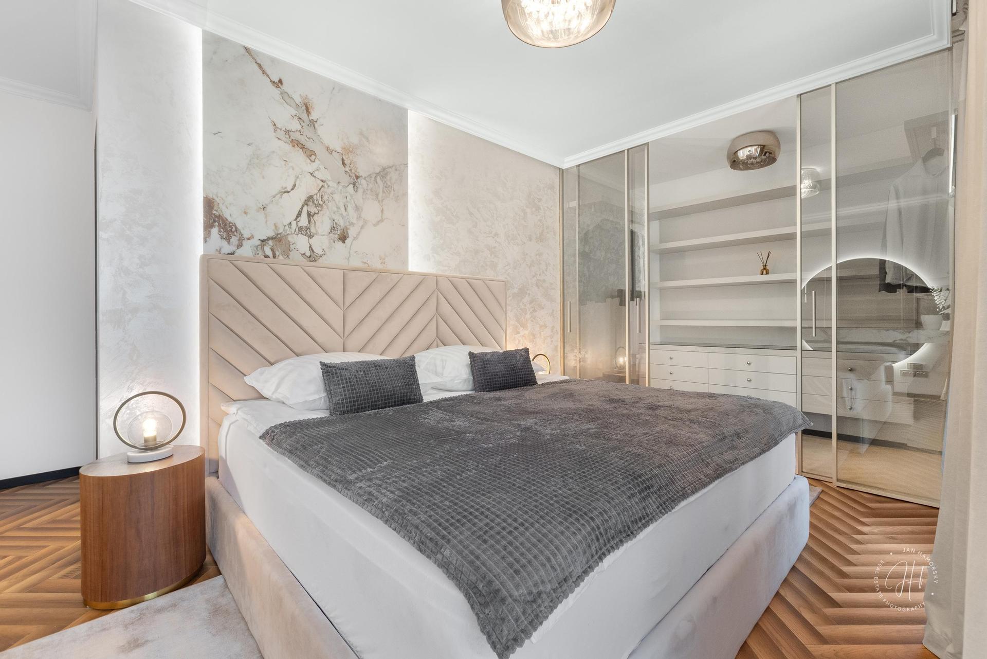 Spálňa s mramorovým detailom – Luxusný apartmán
