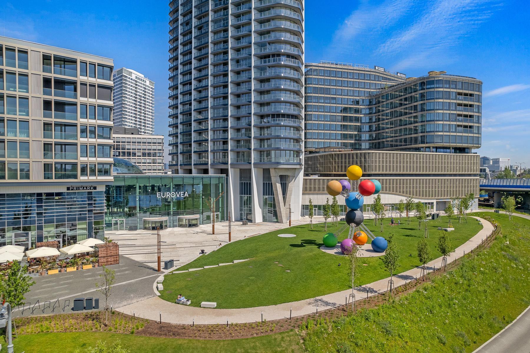 Eurovea Tower s námestím