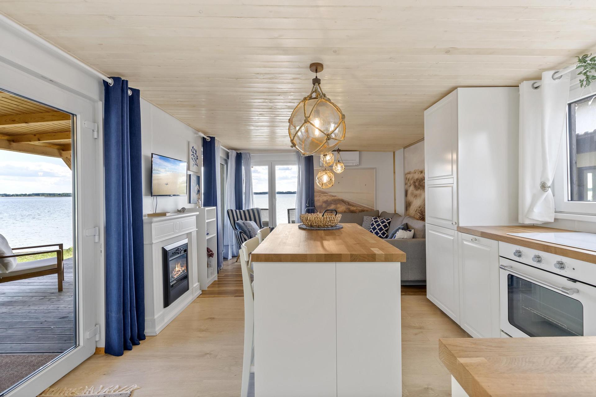 Interiér hausbótu s krbom – Houseboat