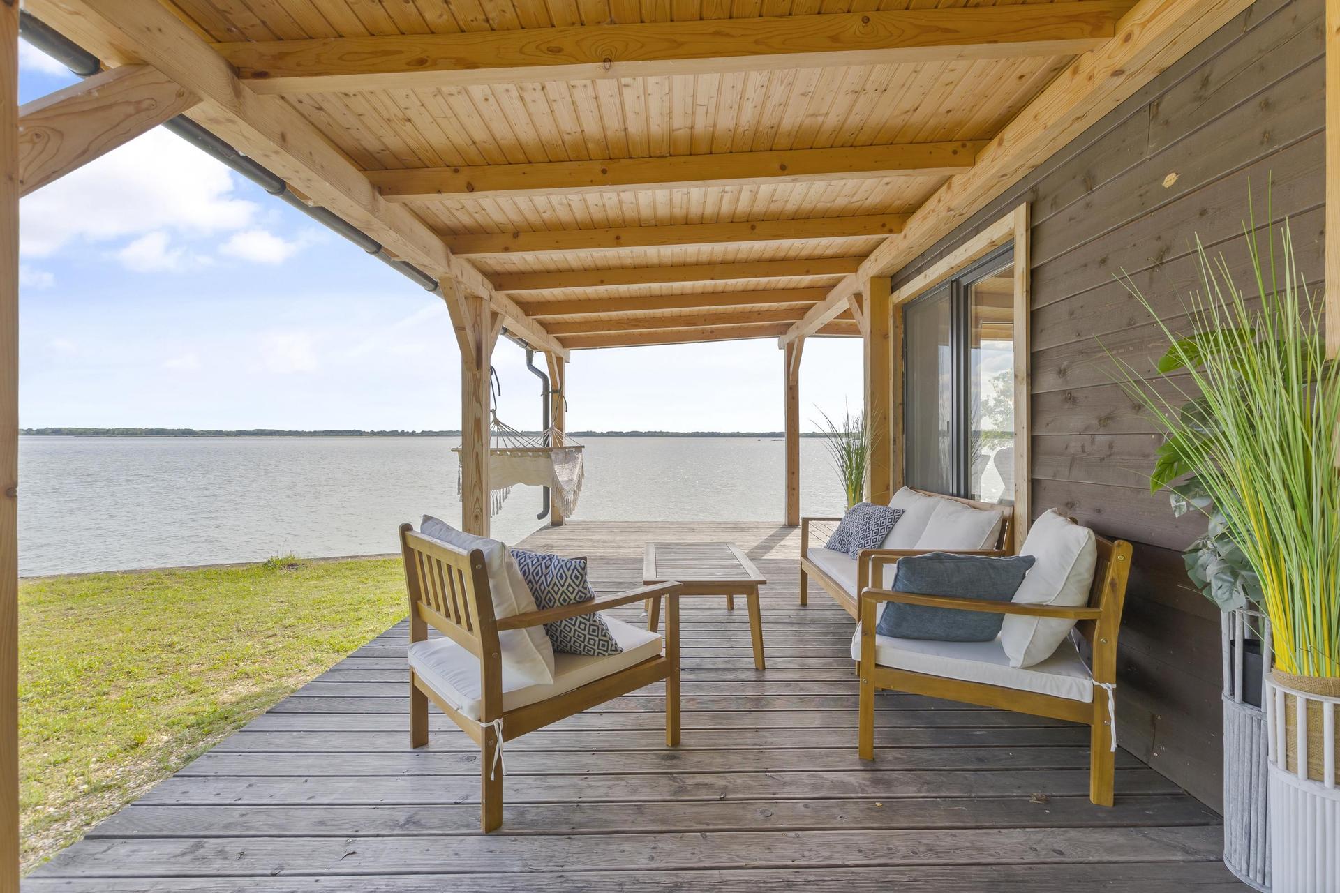 Terasa hausbótu s výhľadom na jazero – Houseboat