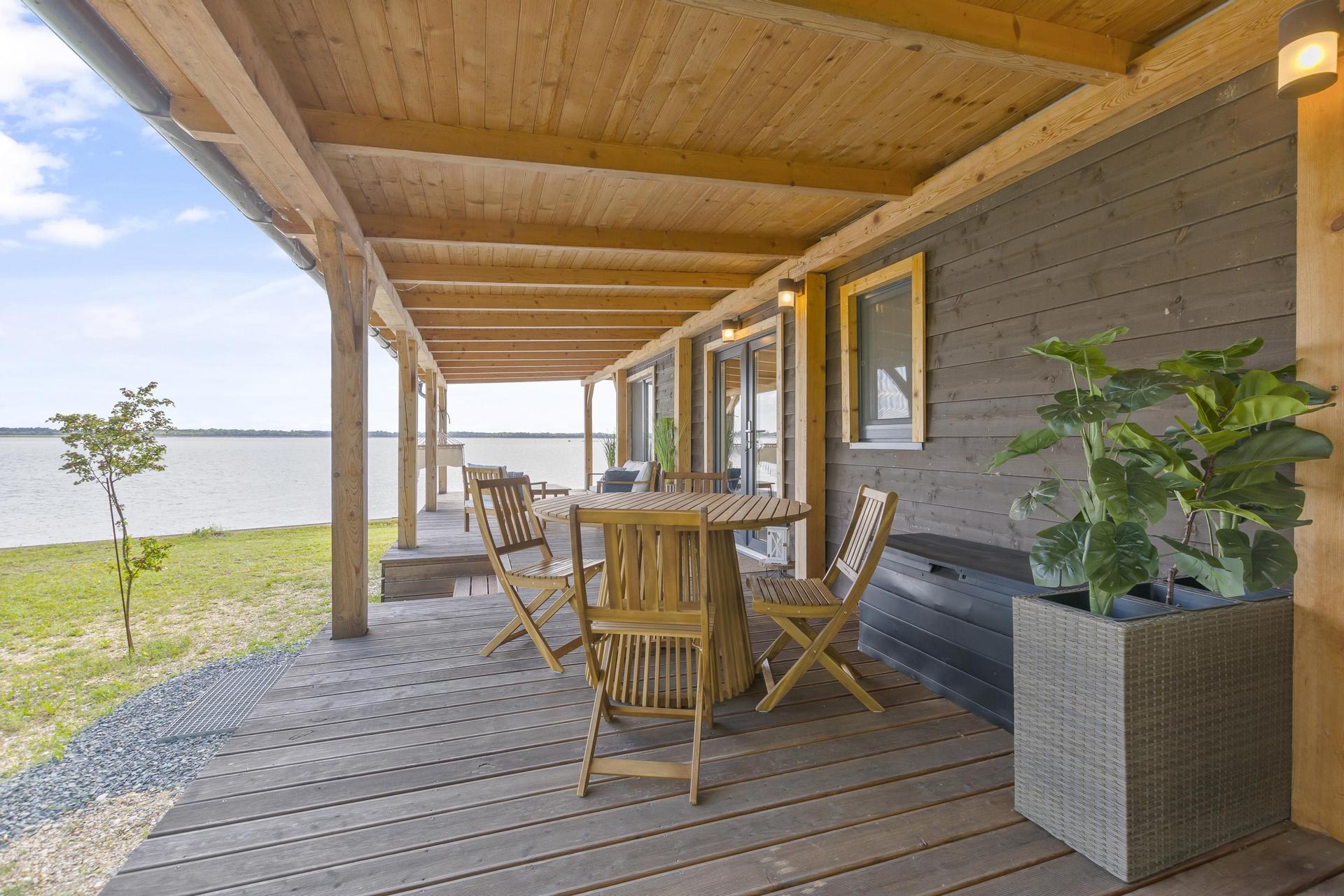 Posedenie na terase pri vode – Houseboat