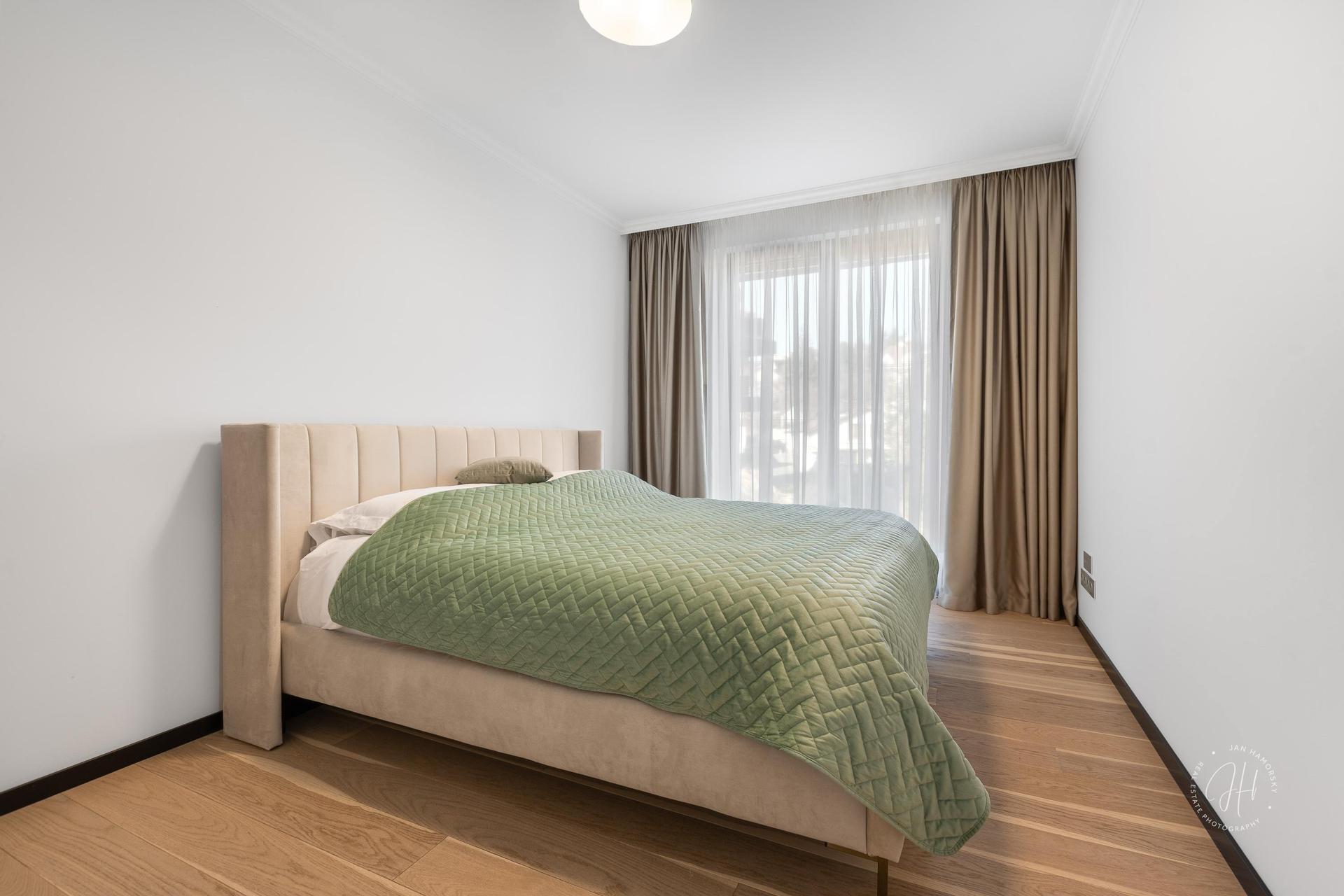 Spálňa s pastelovým akcentom – Luxusný apartmán