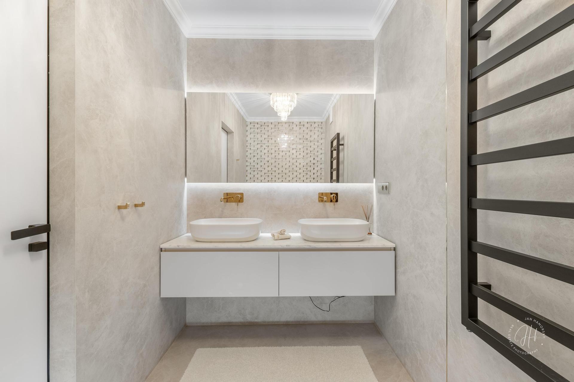 Kúpeľňa s dvojumývadlom – Luxusný apartmán