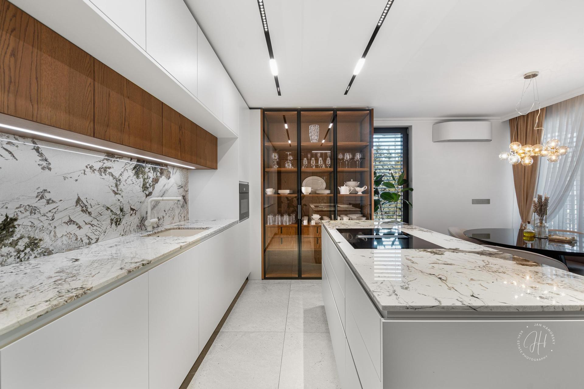Dizajnová kuchyňa s mramorom – Luxusný apartmán