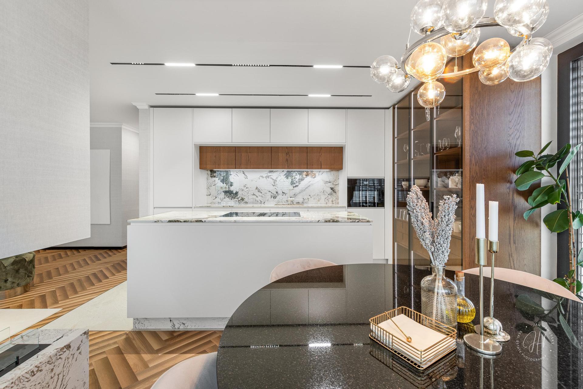 Kuchyňa s vitrínou – Luxusný apartmán