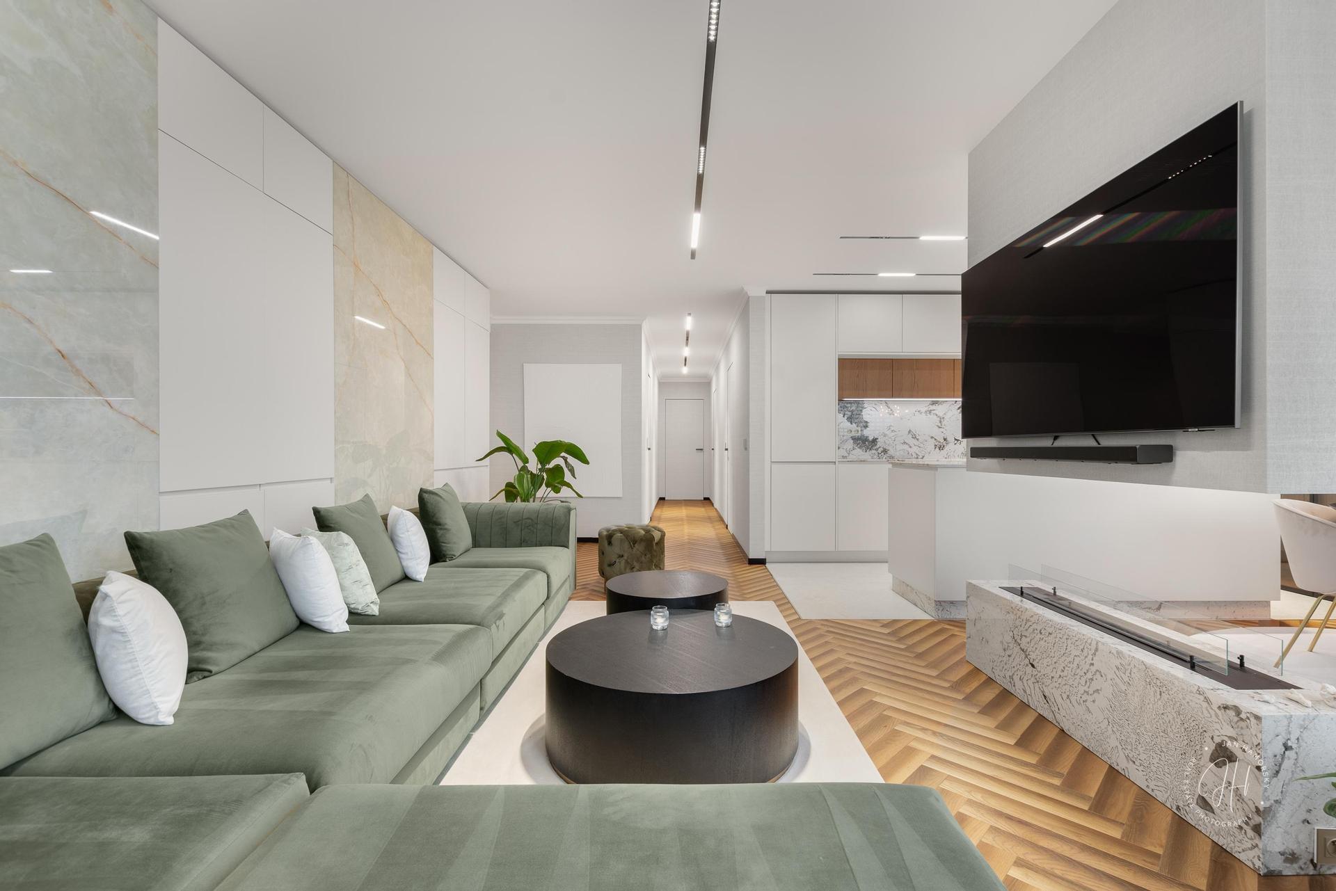 Obývačka s mramorovou stenou – Luxusný apartmán