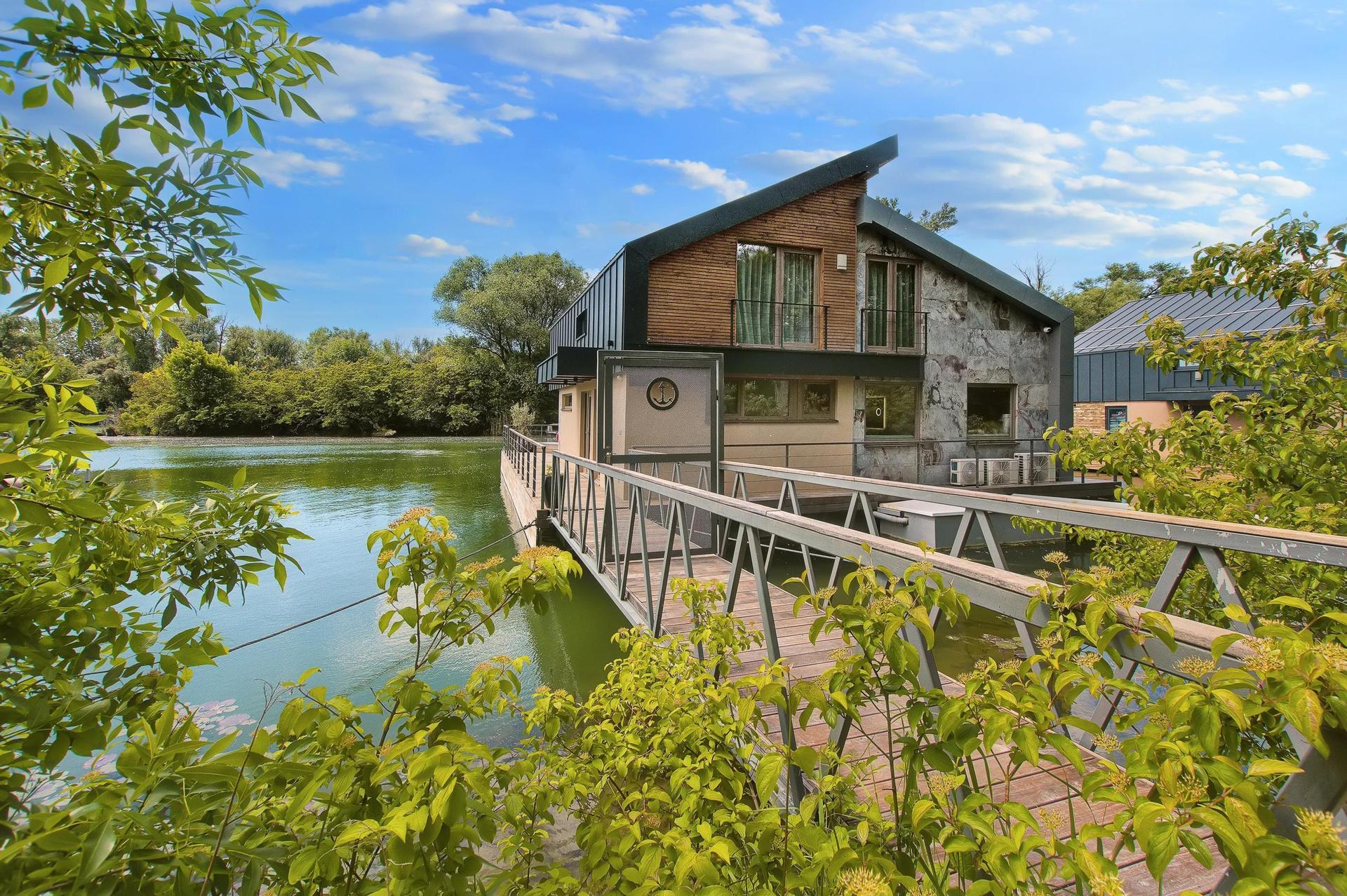 Dom pri jazere – Lake House