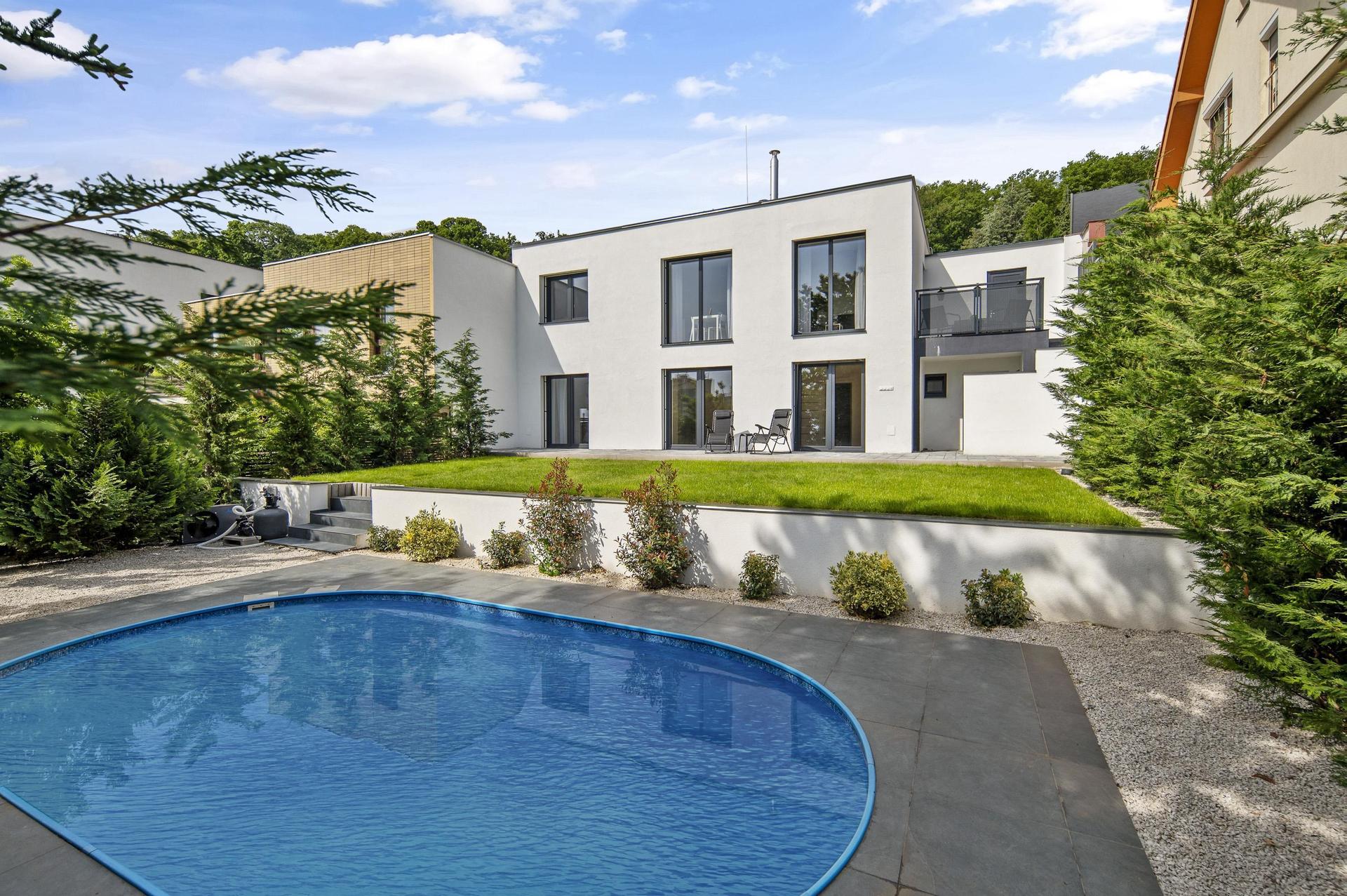 Moderná vila s bazénom – Exteriér