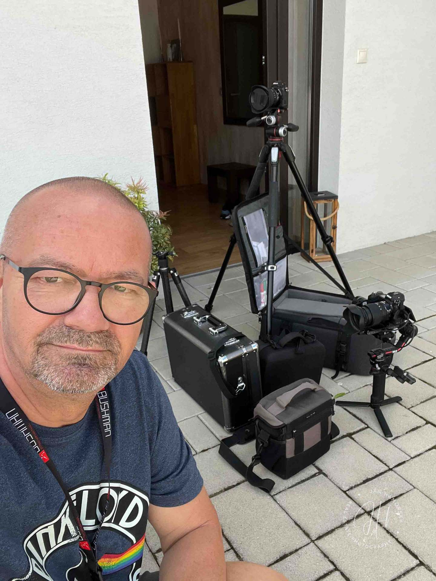Jano Hámorský pripravený do akcie s profesionálnou fototechnikou