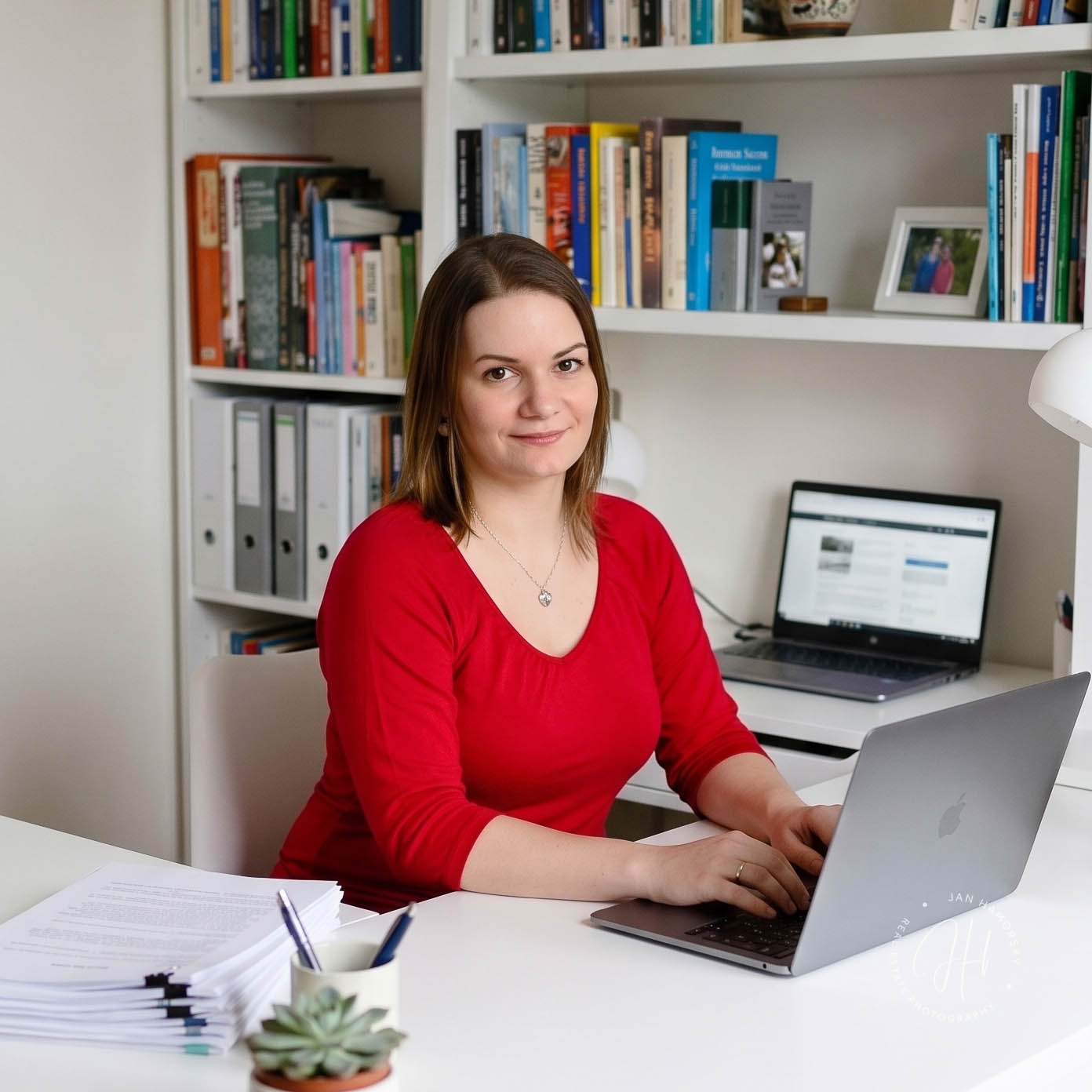 Alexandra Hámorská pri práci s notebookom v kancelárii