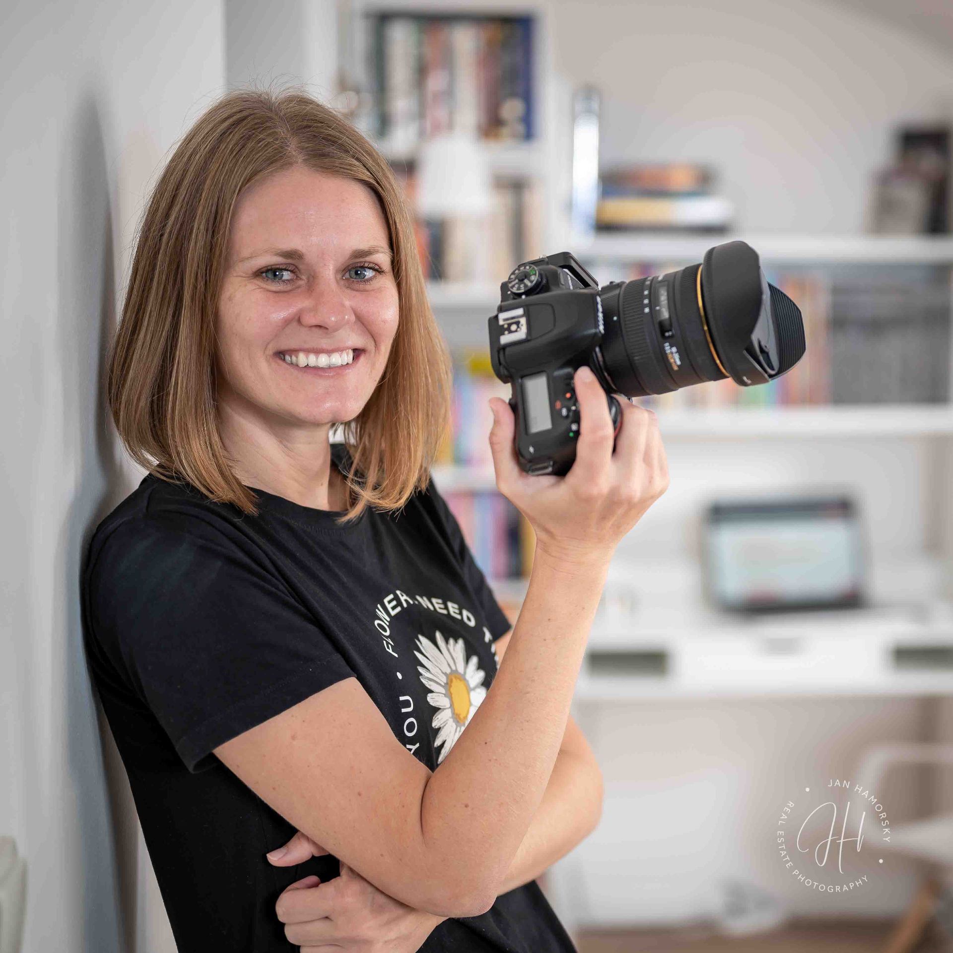 Zdenka Molnárová s profesionálnym fotoaparátom Nikon